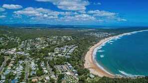 Beach - Coastal Pearl - stunning new 4 bedroom home,  Beach 200m stroll, Air conditioned, pet friendly (Agnes Water)
