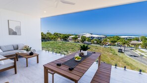 Outdoor dining - Coastal Pearl - stunning new 4 bedroom home,  Beach 200m stroll, Air conditioned, pet friendly (Agnes Water)