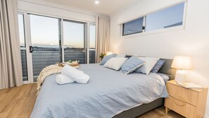 Room - Coastal Pearl - stunning new 4 bedroom home,  Beach 200m stroll, Air conditioned, pet friendly (Agnes Water)