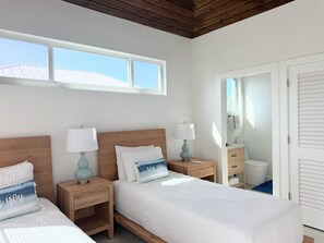 2 quartos, ferros/tábuas de passar roupa, acesso à internet