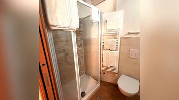Doccia, asciugacapelli, bidet, asciugamani