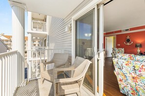 Terrace/patio - Ocean City Boardwalk/ Downtown/ Pool/ 3BD/ Beach (Ocean City)