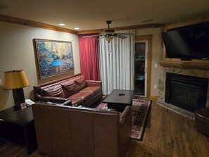 Living area - Enjoy Thanksgiving week in the Smokies! (Gatlinburg)
