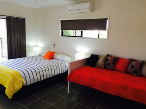 Room - Danlise Mission Beach Retreat a modern villa with its own private pool (Mission Beach)