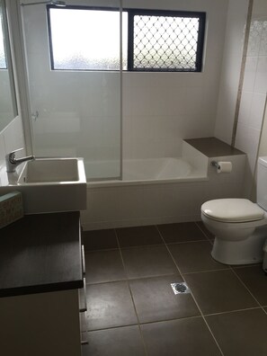 Bathroom - Danlise Mission Beach Retreat a modern villa with its own private pool (Mission Beach)