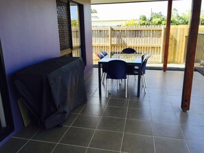 Outdoor dining - Danlise Mission Beach Retreat a modern villa with its own private pool (Mission Beach)