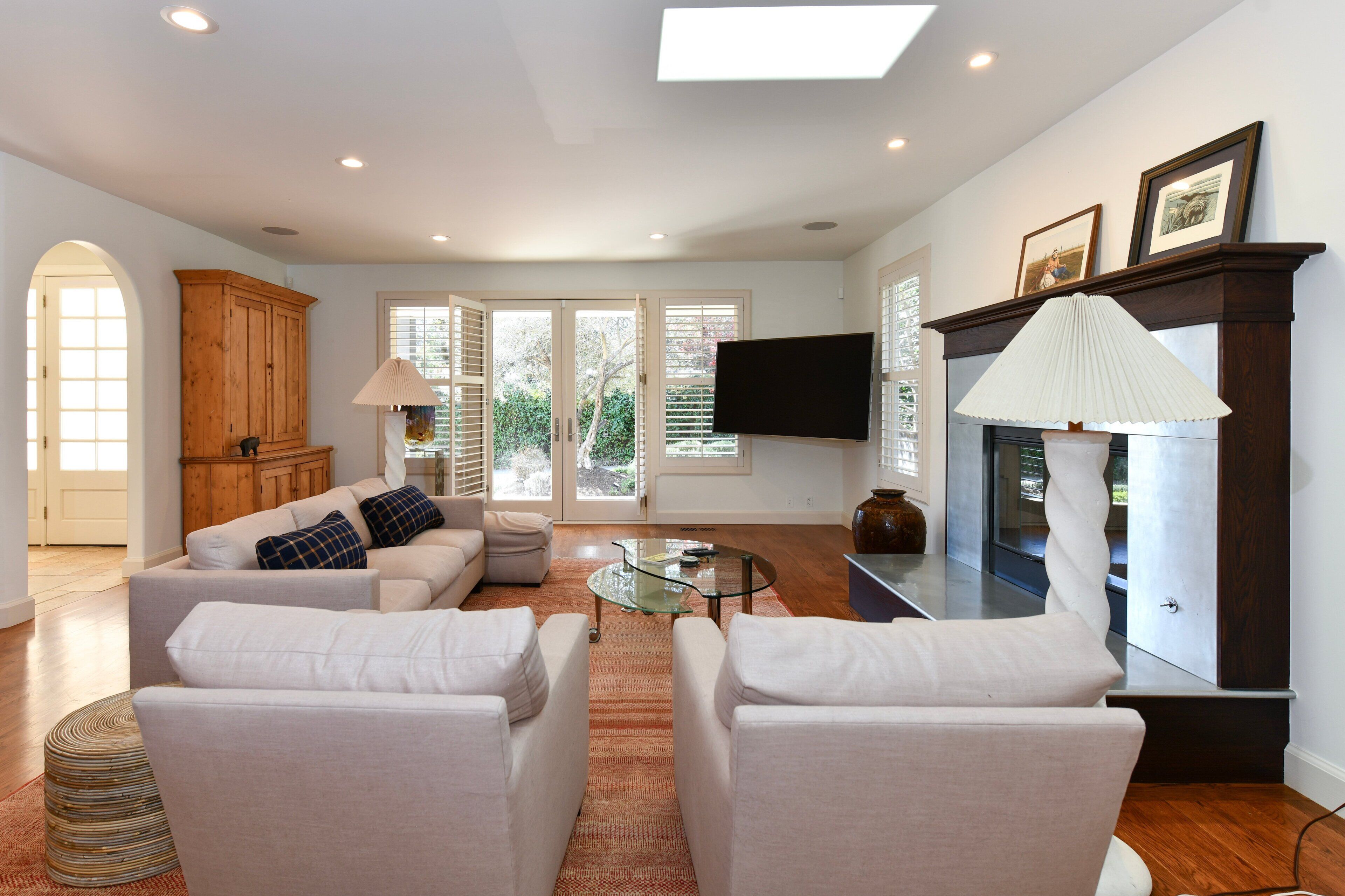Smart TV y chimenea 