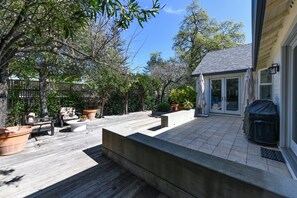 A patio with a wooden deck, outdoor furniture, and potted plants. - 3 BD Cozy Home in St. Helena,fenced.Monthly rental (Saint Helena)