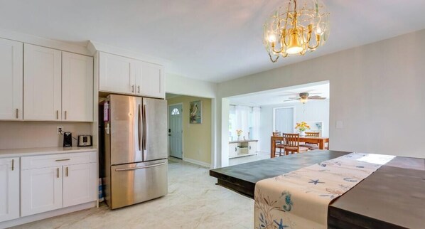 Interior - The Tipsy Turtle - Cozy 2 BR Home in Clearwater, Fl (Clearwater)