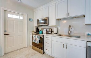 Private kitchen - The Tipsy Turtle - Cozy 2 BR Home in Clearwater, Fl (Clearwater)