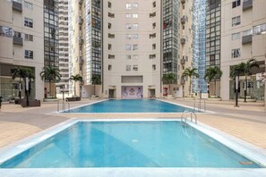 Pool - Golf Course View 2 Bedroom Serviced Condo in Central BGC! NEAR AIRPORT 48sqm (Taguig)