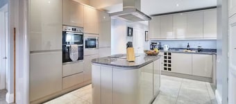 House Sleeps 12 with Parking and Garden