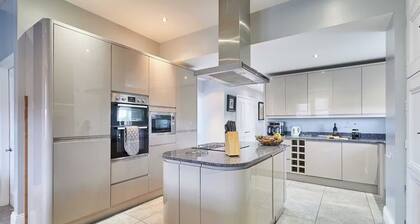 House Sleeps 12 with Parking and Garden