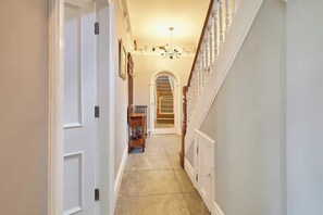 Interior - House Sleeps 12 with Parking and Garden (Newcastle upon Tyne)