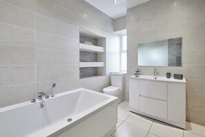 Shower, hair dryer, towels - House Sleeps 12 with Parking and Garden (Newcastle upon Tyne)