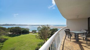 Outdoor dining - Gemini Resort 55 Stunning Ocean Views (Golden Beach)