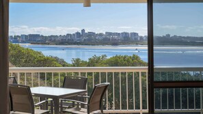 Outdoor dining - Gemini Resort 55 Stunning Ocean Views (Golden Beach)