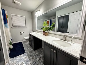 Bathroom - Casa Castillo, 5BR w/Pool, Hot Tub & Game Room (San Antonio)