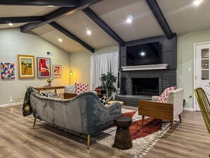 Living area - Casa Castillo, 5BR w/Pool, Hot Tub & Game Room (San Antonio)