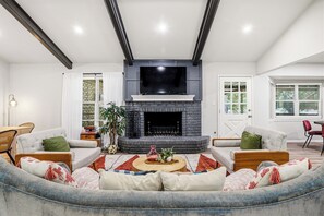 Smart TV, fireplace - Casa Castillo, 5BR w/Pool, Hot Tub & Game Room (San Antonio)