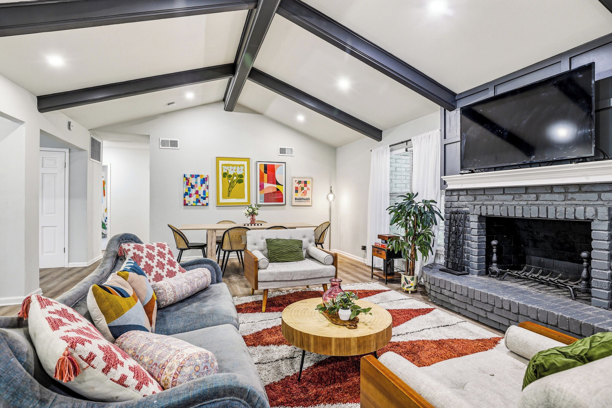 Smart TV, fireplace