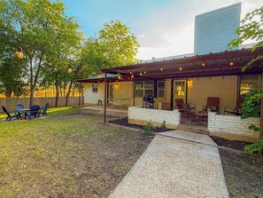 Outdoor dining - Casa Castillo, 5BR w/Pool, Hot Tub & Game Room (San Antonio)