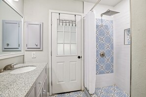 Shower, hair dryer, towels, soap - Casa Castillo, 5BR w/Pool, Hot Tub & Game Room (San Antonio)