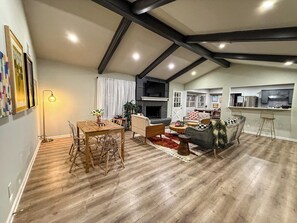 Living area - Casa Castillo, 5BR w/Pool, Hot Tub & Game Room (San Antonio)