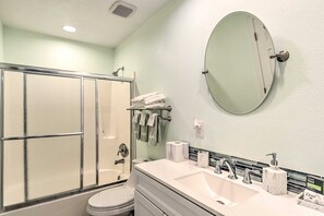 Shower, towels - Gulf Shores Beach Condo with Pool (Gulf Shores)