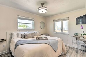 2 bedrooms, iron/ironing board, WiFi, bed sheets - Gulf Shores Beach Condo with Pool (Gulf Shores)