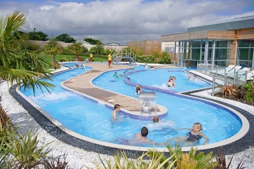 3 Bed - Sleeps 8 - Sea View - Pets - Parking