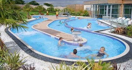 3 Bed - Sleeps 8 - Sea View - Pets - Parking