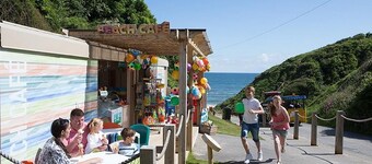 House Sleeps 8 with Sea View and Parking