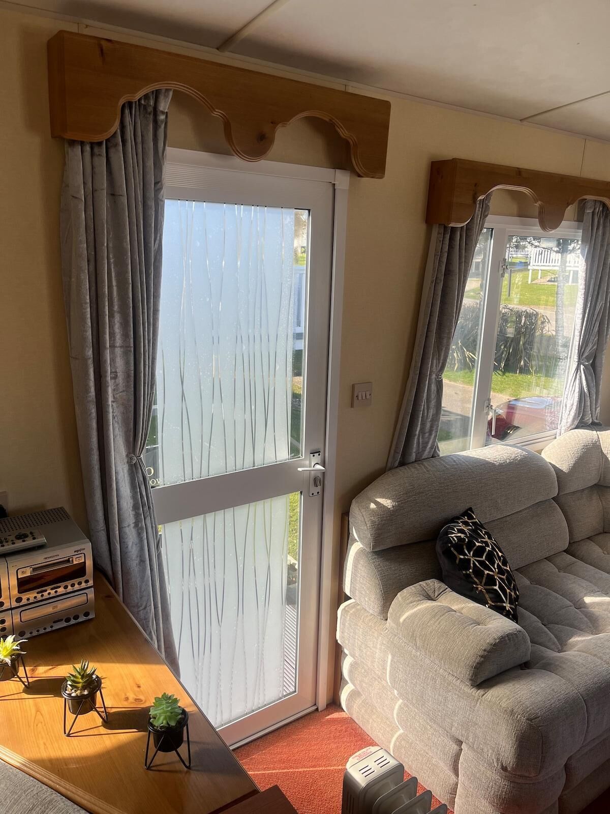 Télévision, cheminée, chaîne hi-fi