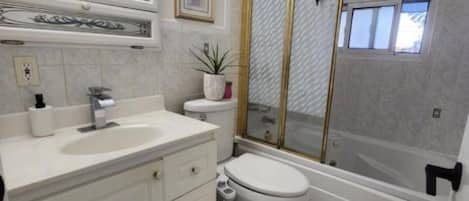 Bidet, toallas, papel de baño