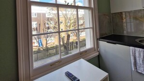 Interior - Studio - Transport Links - WiFi - Sleeps 2 (London)