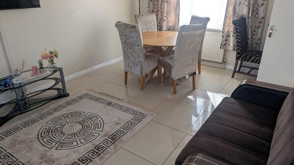 Living area - House Sleeps 6 with Garden (Tilbury)