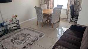 Living area - House Sleeps 6 with Garden (Tilbury)