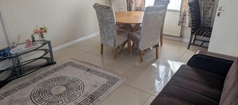 Spacious- 3 Bedroom House for 6 adults