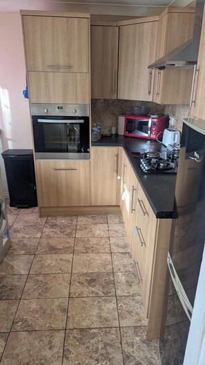 Private kitchen - House Sleeps 6 with Garden (Tilbury)