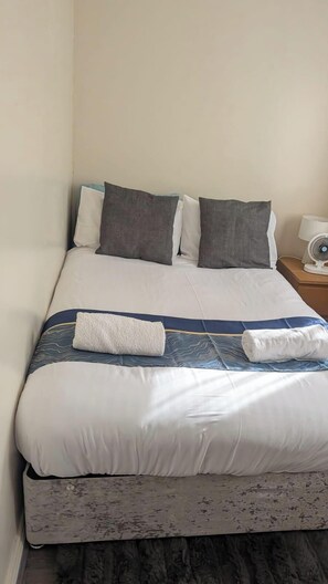 Room - House Sleeps 6 with Garden (Tilbury)
