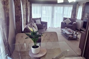 TV, fireplace, stereo - Modern & Spacious 40ft Caravan Sleeps 6, Luxury! (Great Yarmouth)