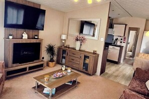 TV, fireplace, stereo - Modern & Spacious 40ft Caravan Sleeps 6, Luxury! (Great Yarmouth)