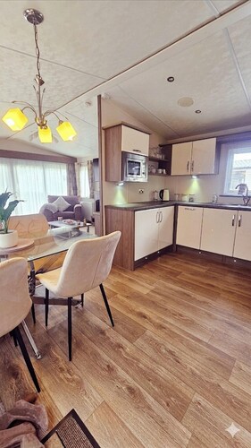 Modern & Spacious 40ft Caravan Sleeps 6, Luxury!