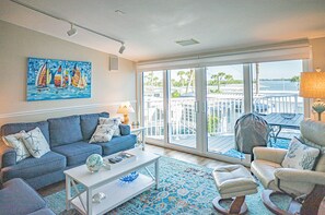 Living area - Spacious 3 Bed 3 Bath Bayfront Manasota Key Retreat (Englewood)