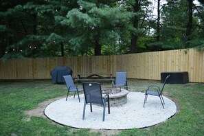 Outdoor dining - Lovely 2-bedroom cottage with covered porch, hot tub and campfire area. (Ickesburg)