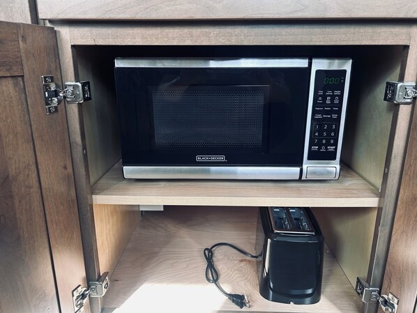 Microwave - Secluded Cozy Cabin /Hot Tub/ Private Mountain Retreat (Monument)