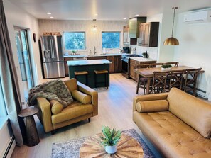 Living area - Secluded Cozy Cabin /Hot Tub/ Private Mountain Retreat (Monument)