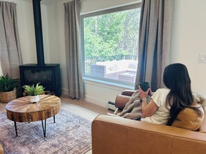 Living area - Secluded Cozy Cabin /Hot Tub/ Private Mountain Retreat (Monument)