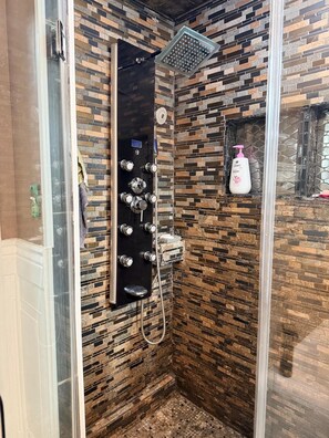 Hair dryer, towels, shampoo, toilet paper - World Cup 15 min: Sleeps 10, Pool, Near Airport (Bala Cynwyd)